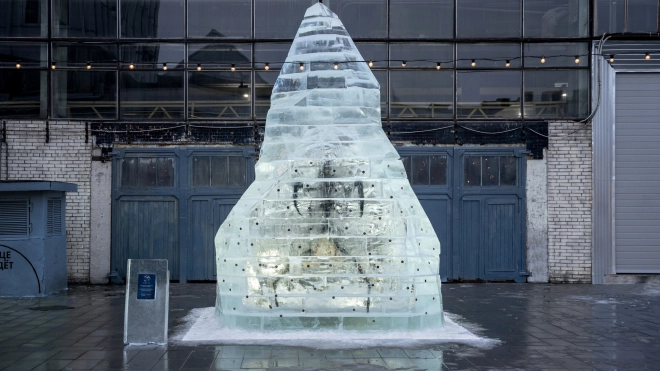 В пространстве "Севкабель Порт" появился ледяной монолит с многоножкой