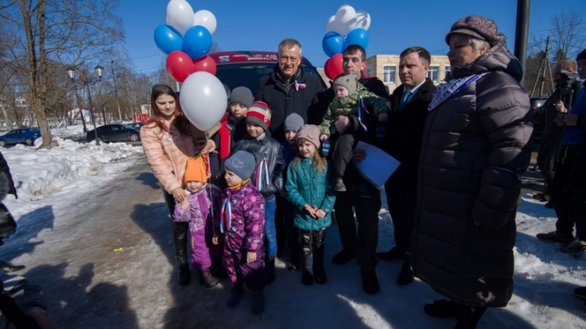 Многодетная семья из Волосовского района получила новый автомобиль