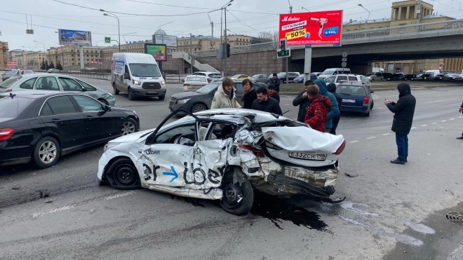 В массовой аварии на Малоохтинском проспекте пострадал водитель такси