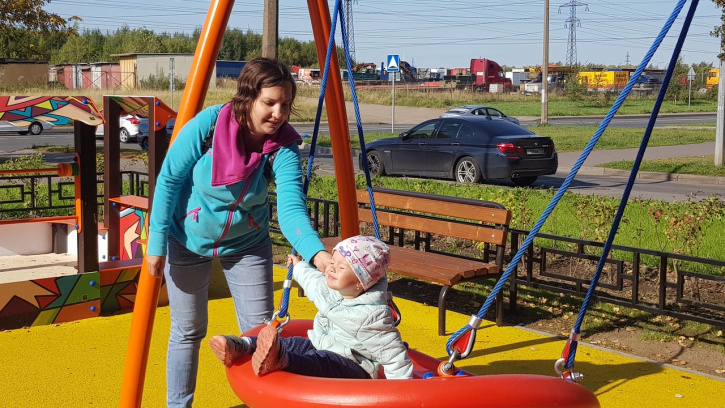 На детской площадке на улице Передовиков появилась сирень На детской площадке на улице Передовиков появилась сирень