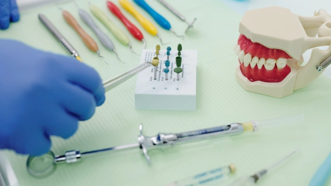 В стоматологии врач попал пятилетней петербурженке шприцем в глаз