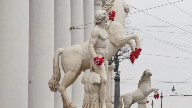 Неизвестные приодели Диоскуров и их коней перед Конногвардейским манежем 