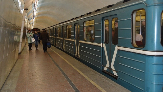 В Петербурге неизвестный с залысиной приставал к несовершеннолетней в метро