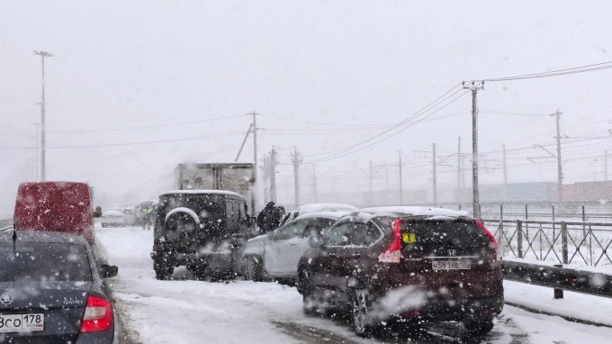 На дорогах Петербурга собрались пробки из-за апрельского снегопада