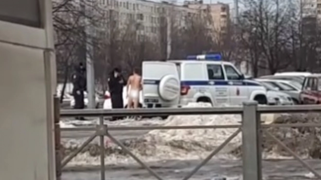 Растерянный голый мужчина разгуливал у ТЦ на Пражской улице