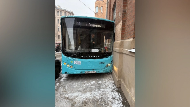 На Чкаловском проспекте автобус въехал в здание после столкновения с трактором