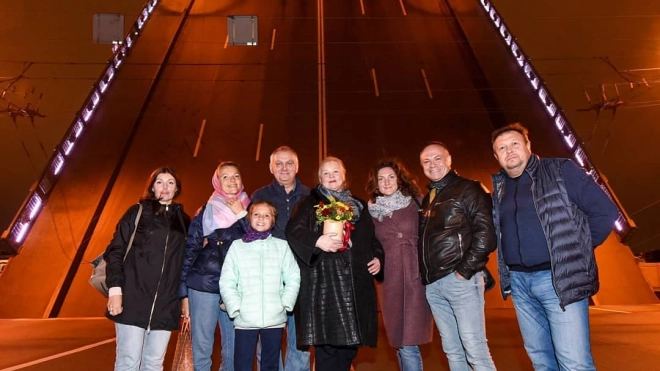 Дворцовый мост развели в честь Дня российского кино