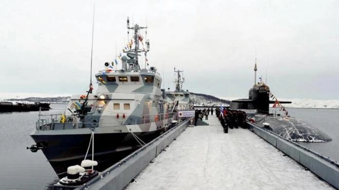 Военные продезинфицировали центр Петербурга перед Днём ВМФ