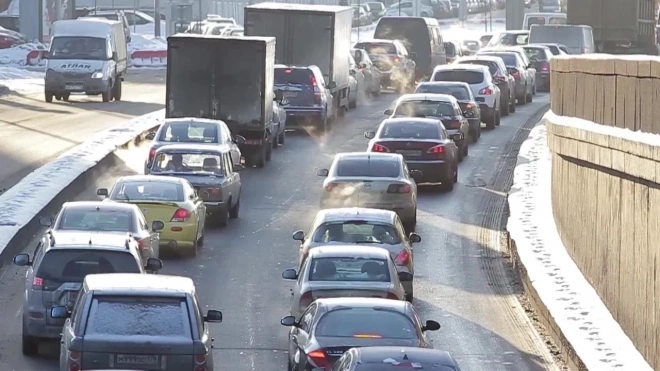 Загрязнение воздуха в Петербурге на 85% связано с выхлопами от автомобилей