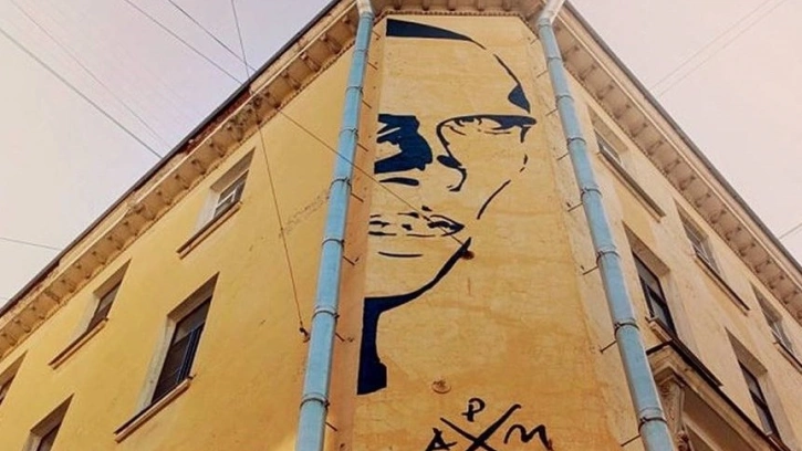 Петербургский суд обязал ТСЖ в течение месяца закрасить граффити с Даниилом Хармсом