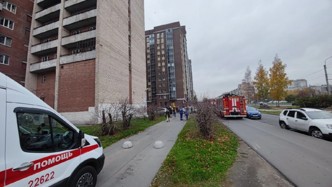 На проспекте Большевиков пожарные утром тушили студенческое общежитие