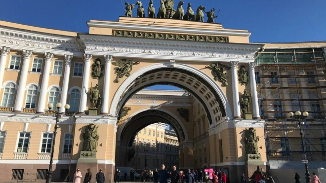 Перед аркой Главного штаба появилась галерея скульптур под открытым небом
