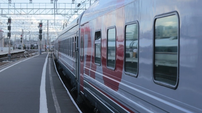 Поезд из Петербурга в Мурманск застрял на перегоне более чем на час