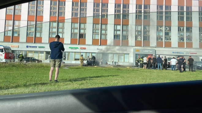 Пожарным не удалось спасти от огня автомобиль Ford на Софийской улице 