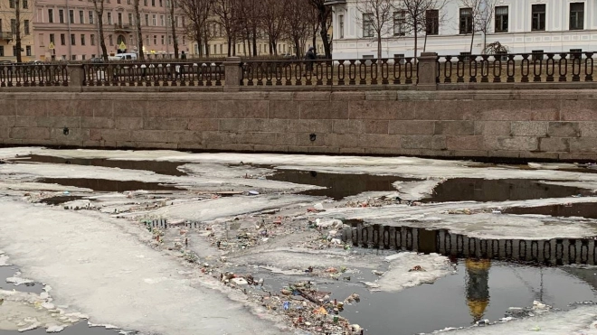 Петербуржцы заметили льдины с мусором на Крюковом канале