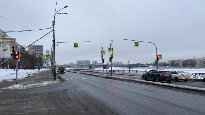 В Приморском и Невском районах Петербурга заработали новые светофоры