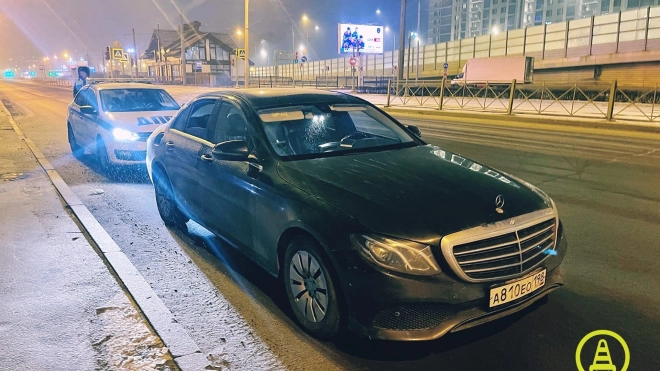 На улице Савушкина задержали пьяного бездомного за рулём Mercedes