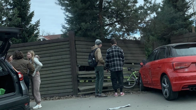 В Озерках красная "Ауди" впечатала велосипедиста в забор 