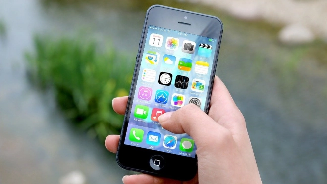 В будущем смартфоны Apple могут получить подэкранные Touch ID и Face ID 