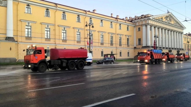 За жаркие выходные на улицы Петербурга вылили почти 13 куб.м. воды