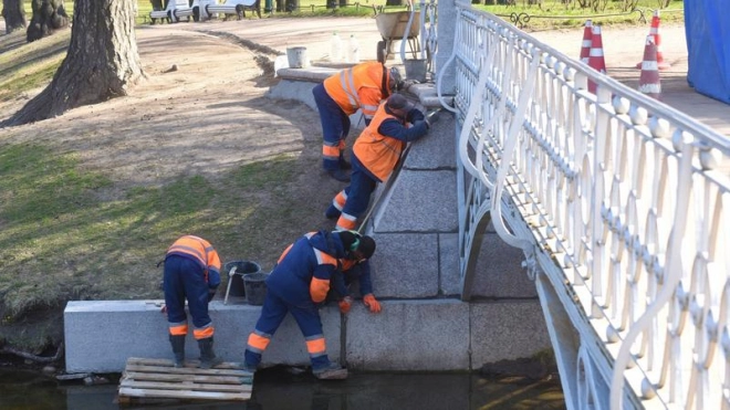 В Таврическом саду очистят и обновят пешеходный мост