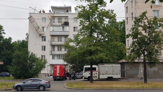 Люлька для рабочих сорвалась с дома на юго-западе Петербурга