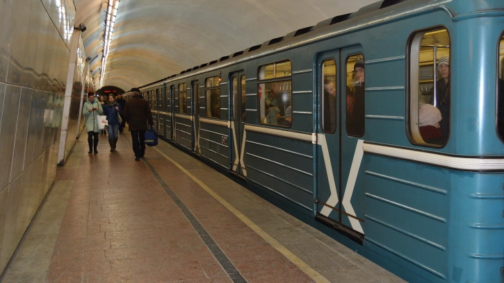Упавшая на пути женщина остановила поезда на синей ветке петербургского метро 