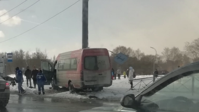 Маршрутка врезалась в ограждение и снесла дорожный знак на Светлановском проспекте