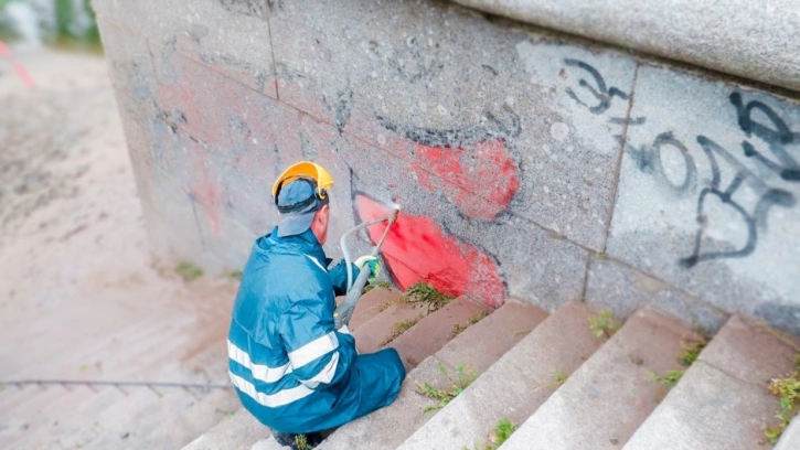 Ограждения Дудергофского канала в Петербурге очистили от граффити