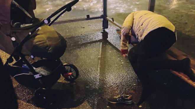 Очевидец рассказал подобности о пьяной матери, уснувшей на остановке с коляской в Петербурге