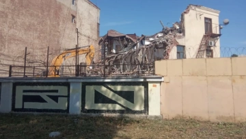 Полицейские и приставы попытались остановить снос исторического здания в СПб
