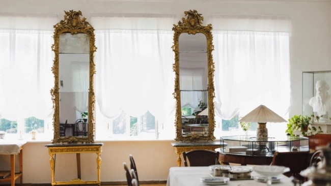 В Петербурге отреставрируют зеркала из дома Льва Толстого 