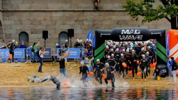 В Петербурге более 700 спортсменов проплыли вокруг ...