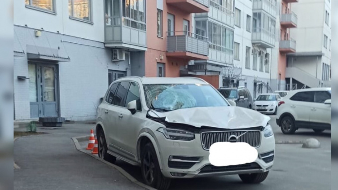 Парень выпал с балкона на припаркованную Volvo на проспекте Тореза