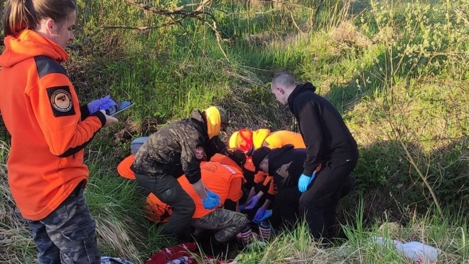 В Тосненском районе волонтеры нашли живым мужчину, который упал в канаву и пролежал там 2 дня