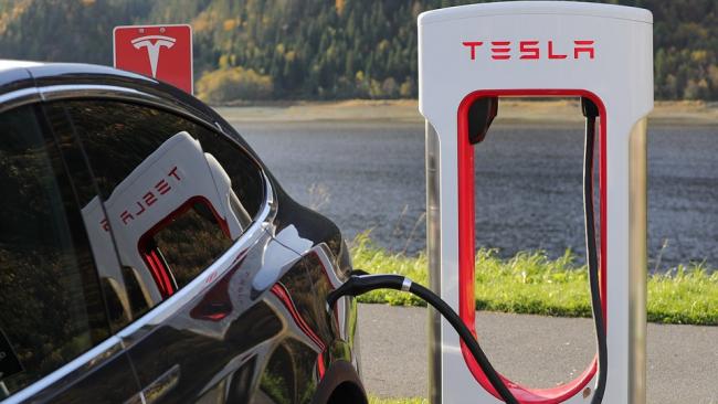 Tesla частично приостановила производство электромобилей в США