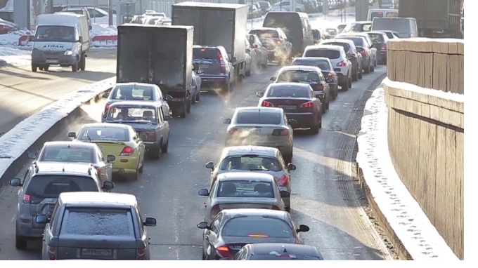 ГИБДД предупреждает об опасности на дорогах Петербурга и Ленобласти во время снегопада