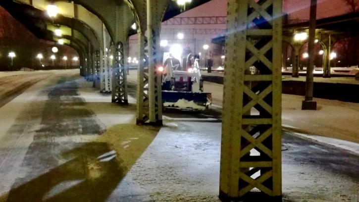 Почти 210 тысяч "квадратов" петербургских вокзалов и платформ расчистили от снега 