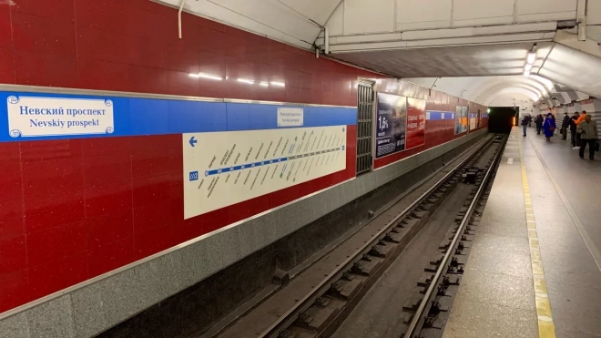 Петербуржца столкнули на рельсы на станции метро "Невский проспект"