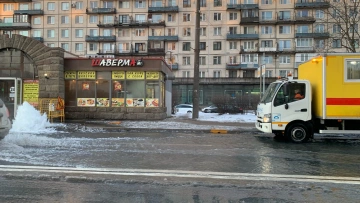 Утром на Краснопутиловской улице забил фонтан