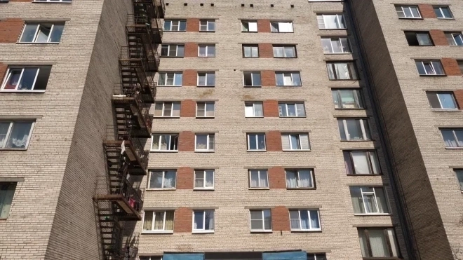 После падения с высоты 11-го этажа пятилетняя москвичка осталась жива
