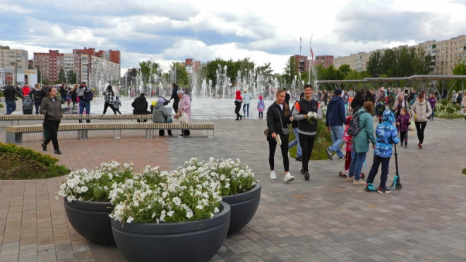 На улице Веры Слуцкой открылось общественное пространство с фонтаном