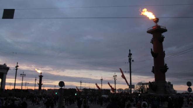 Факелы Ростральных колонн в Петербурге зажгут в новогоднюю и рождественскую ночи