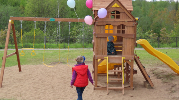В Сланцах построили новую детскую площадку