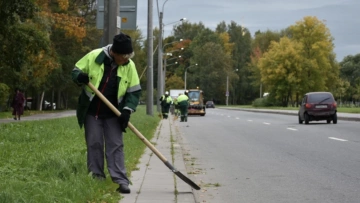 Улицы Петербурга в понедельник убирают более 2 тысяч работников ручного труда 
