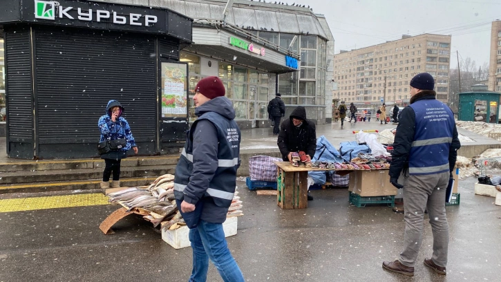 В Петербурге за неделю освободили 23 земельных участка от незаконной уличной торговли 