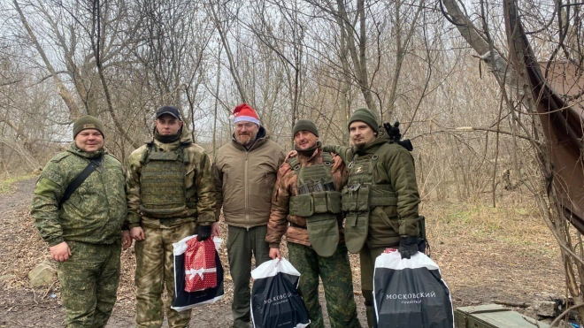 Милонов в костюме Деда Мороза поздравил военнослужащих с наступающими праздниками