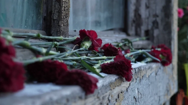 На Невском проспекте петербуржцы возложили цветы к мемориальной доске "Героизму и мужеству ленинградцев"