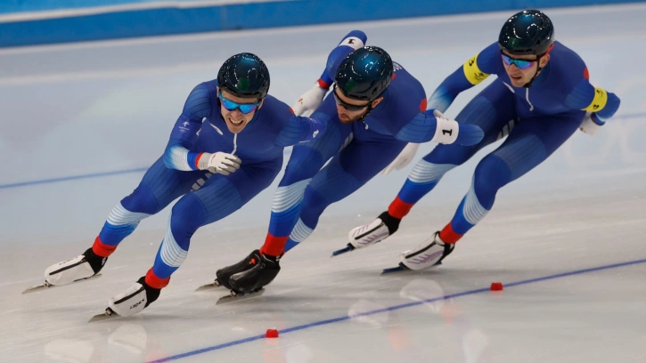 Российские конькобежцы завоевали серебро в командной гонке на Олимпиаде-2022