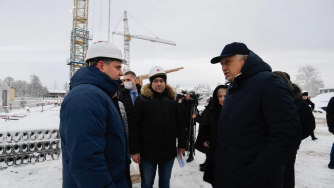 Дрозденко проверил, как идет расселение аварийного жилья в Волховском районе